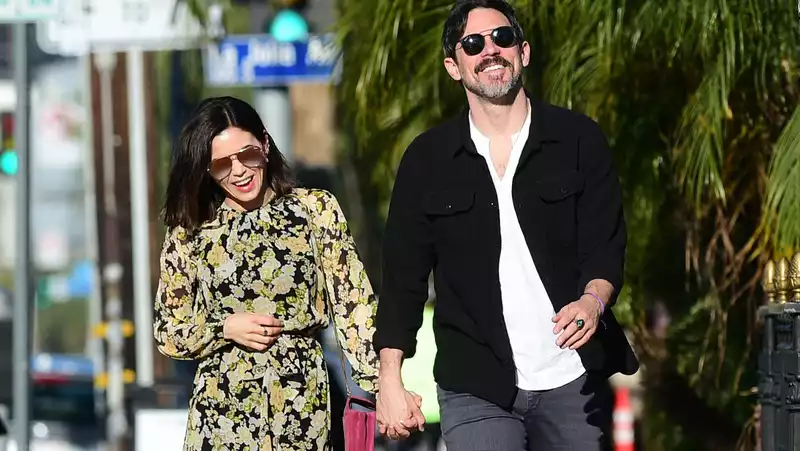 Jenna Deewan and Steve Kazee give birth to their first child, Callum.