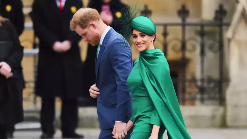 Body Language Expert on the Nervousness Prince Harry Feels in Front of the Queen