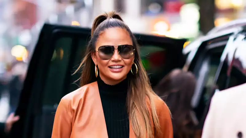 Chrissy Teigen Silences Haters Who Accused Her of Photoshopping Her Butt on Instagram