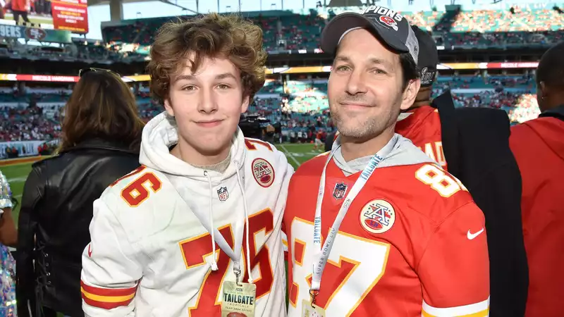 Paul Rudd's son is a doppelganger at the Super Bowl