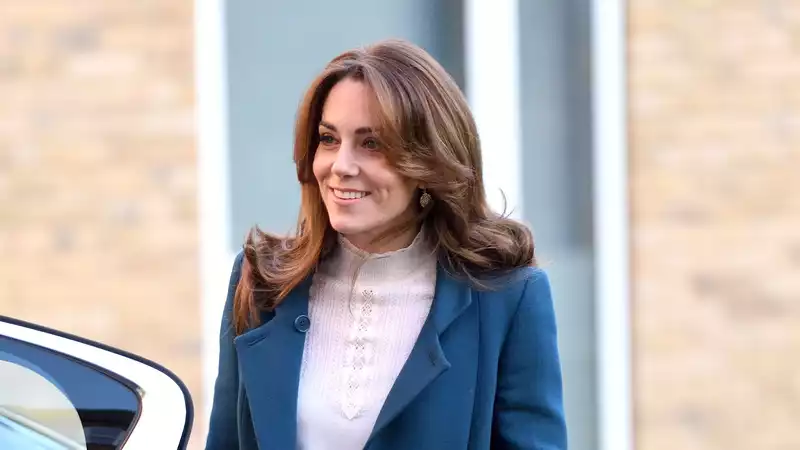 Kate Middleton dresses down in black jeans and a bright teal coat