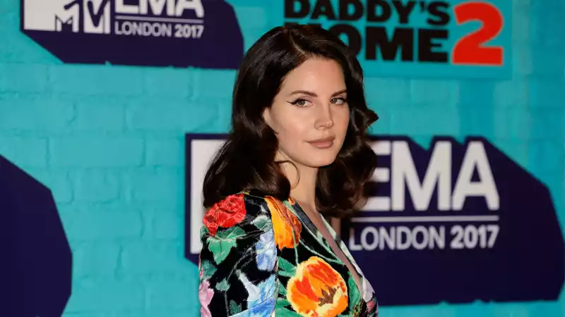 Lana Del Rey dating a sexy cop?