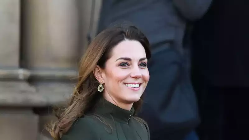 Kate Middleton, $775 aspinal bag with $8 earrings.