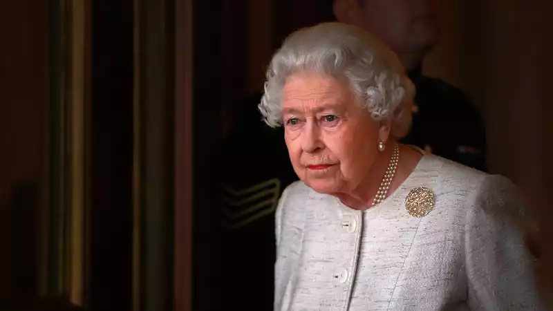 The Queen calls an emergency meeting with all family members.