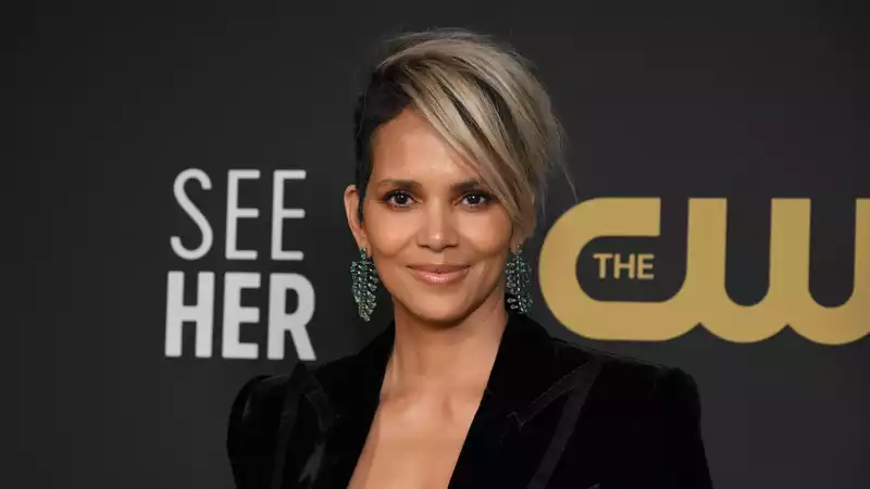 Halle Berry dyes her hair purple to show off her natural texture