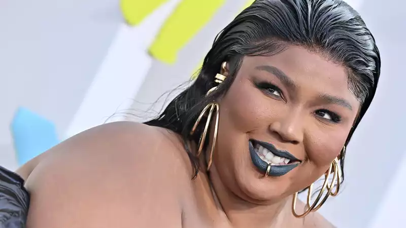 Lizzo taking an ice bath is the best thing you will see all day.