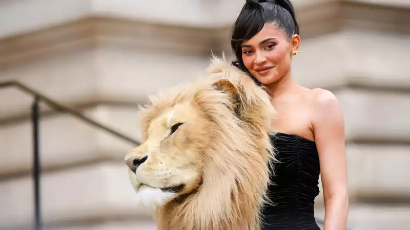 Kylie Jenner Wears Fake Lion Head in Paris, PETA Admits