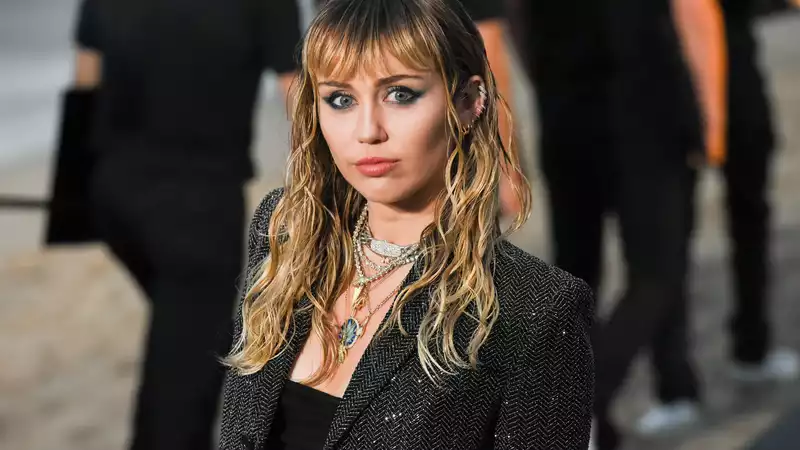 Miley Cyrus Celebrates "Flowers" World No. 1 in Sexy Little Black Dress