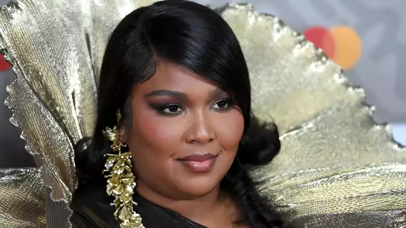 Listen up: Lizzo gave me the best eyebrow advice.