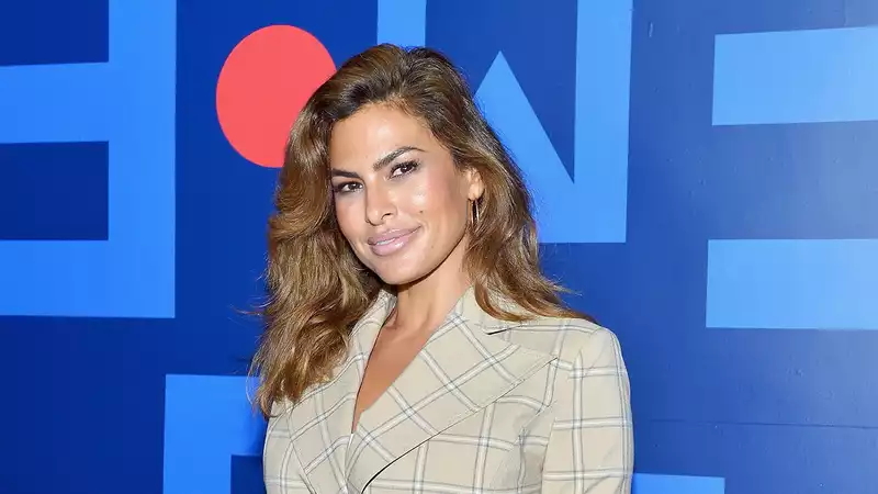 Eva Mendes shaves her face every other day: "I am a beast."