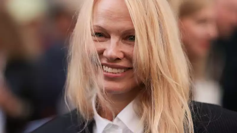 I'm crazy about Pamela Anderson without makeup at Paris Fashion Week.