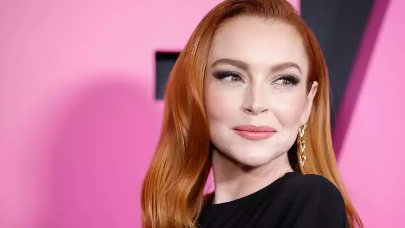 Lindsay Lohan Chooses Old Hollywood Glamour for "Mean Girls" Premiere