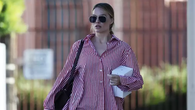 Margot Robbie's oversized outerwear symbolizes the style philosophy of Generation Z at both extremes.