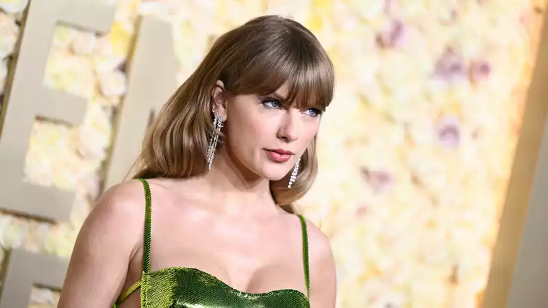 Taylor Swift Wears Green Gucci Dress to Golden Globe Awards