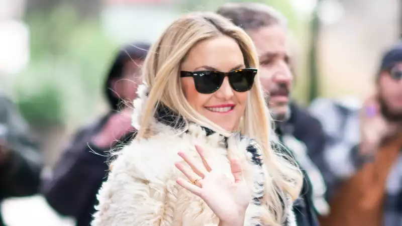 Kate Hudson's Bright Pink Lipstick Blows Away the Winter Blues