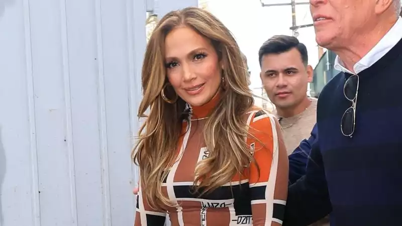 Jennifer Lopez's slouchy white boots will be the biggest boot trend of 2024.