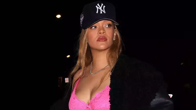 Can't wait to copy Rihanna's corset top and baggy jeans look for Valentine's Day!