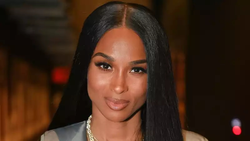 Ciara shows off her 90s-inspired wig in postpartum glamour