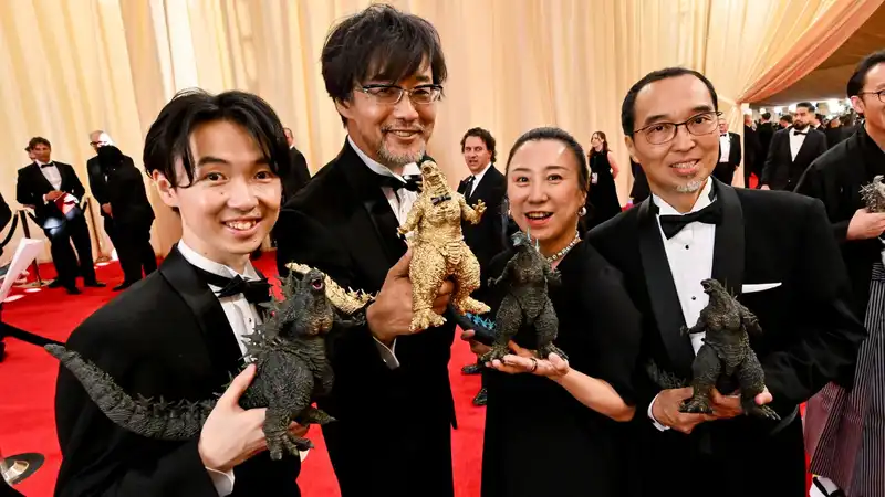 "Godzilla Minus One" cast tramples the red carpet with giant lizard shoes.