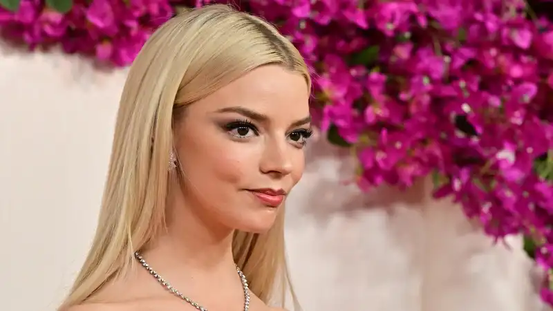 Anya Taylor-Joy uses this reverse logic trick to make Oscar lipstick all night long.