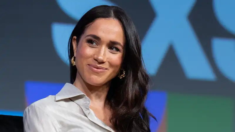 Meghan Markle takes the stage in a chic business casual.