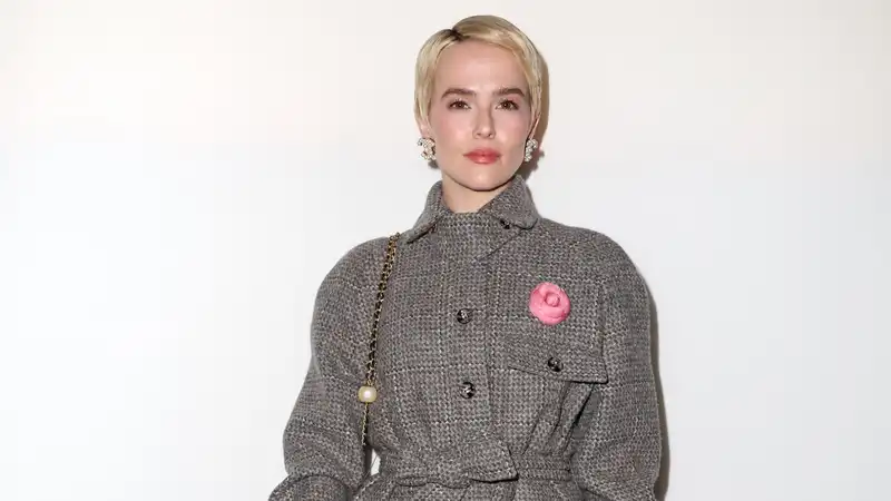 Zoey Deutch debuts a platinum Pixie cut that helped her chop herself up.