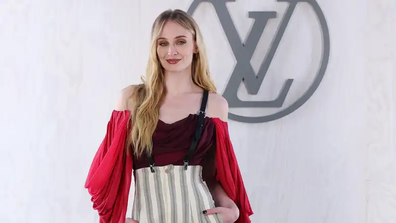 Sophie Turner wears the same unconventional clothes on the front row and date night.