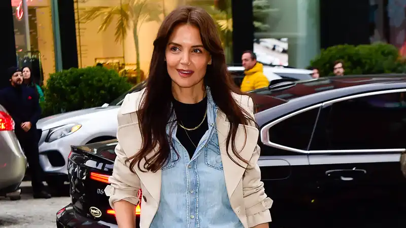 Katie Holmes Kick-Starts the Next Big Sneaker Trend with a Casual Stroll