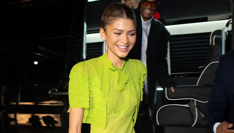 Zendaya expresses "Challenger" in a vintage dress from nearly 100 years ago.