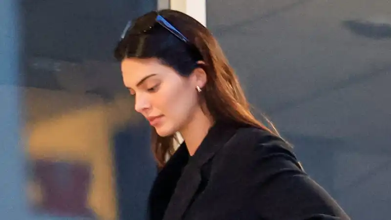 Kendall Jenner supersizes minimalist staples with big sunglasses and an even bigger tote