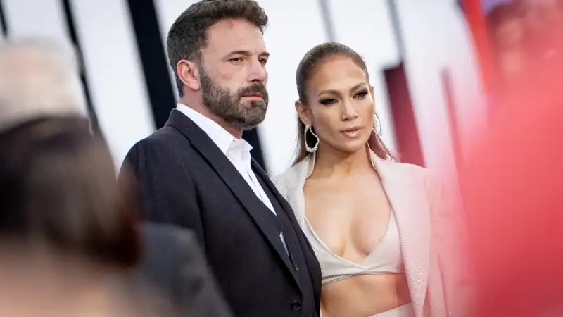 Jennifer Lopez and Ben Affleck "have a problem" but are not currently separated, sources claim