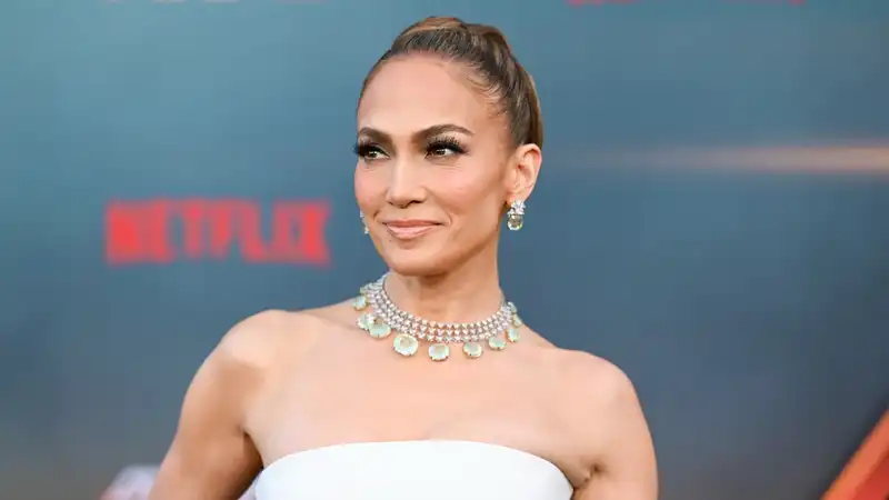 Jennifer Lopez overlays 2 nail colors for a perfect milky white manicure