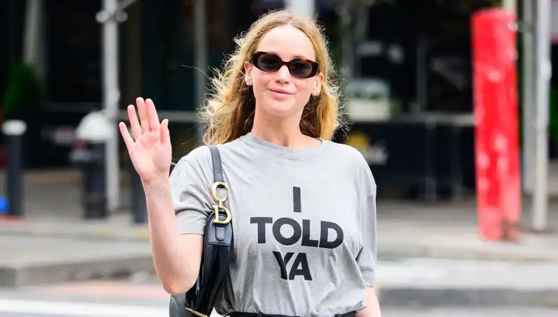 Jennifer Lawrence elevates Zendaya's "I told Ya" T・shirt from such a "challenger" that only she can