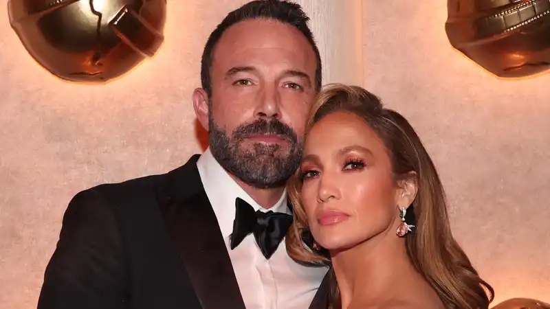 Jennifer Lopez and Ben Affleck Share Air Kiss and Smile Amid Divorce Rumors