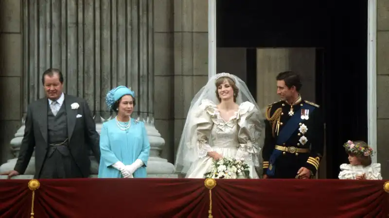 Lips readers decipher the advice Queen Elizabeth gave to Princess Diana on the balcony of Buckingham Palace on the day Diana married Prince Charles.