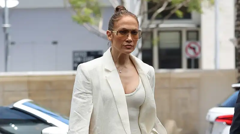 Jennifer Lopez, plainly dressed in a linen suit for lunch with Violet Affleck, what is the definition of business casual?