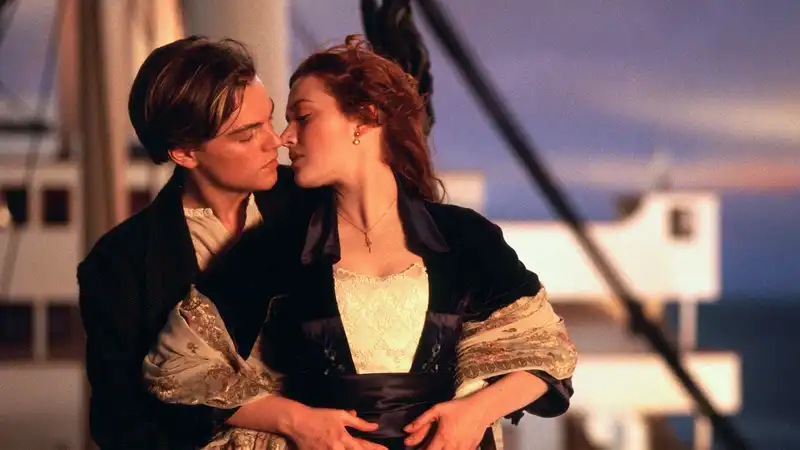 Kate Winslet says her kiss with Leonardo DiCaprio in the famous "I'm Flying" scene from "Titanic" was actually a "nightmare."