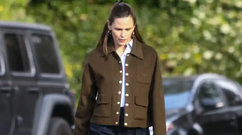 Jennifer Garner's understated graduation style is centered on the barn jacket trend