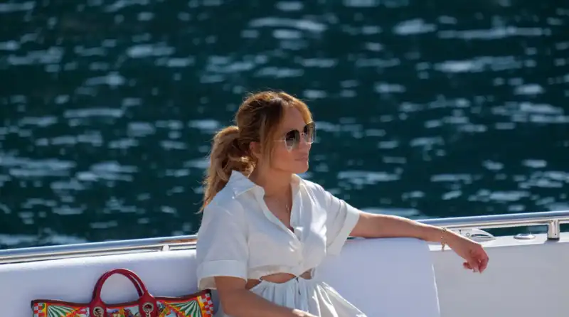 Jennifer Lopez shines in swimsuit underア100 on her Italian vacation