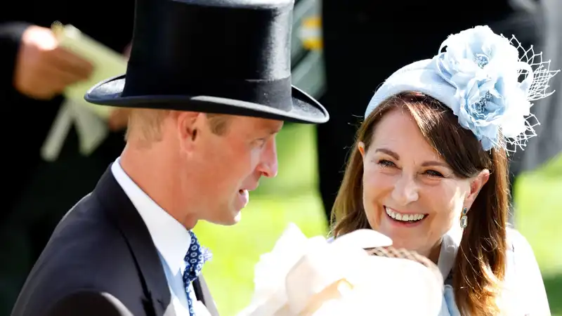 Prince William is a "true gentleman" as he saves his mother-in-law Carol Middleton from a potentially embarrassing moment at Royal Ascot