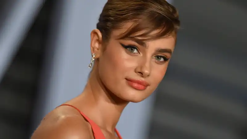 Victoria's Secret model Taylor Hill reveals she suffered pregnancy loss 3 years ago