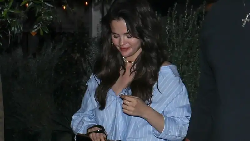 Selena Gomez has paired the summer's easiest shirt trend with Zara sandals for underン100 and aバ3,200 bag