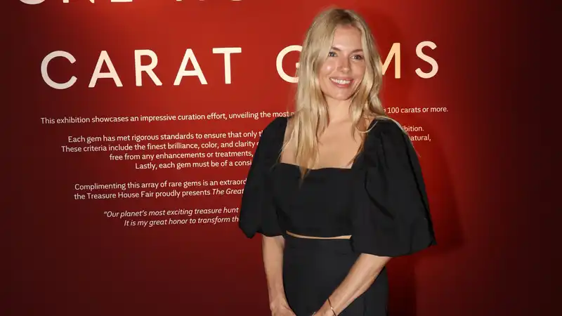 Sienna Miller Says Bohemian Wooden Clog Trend is Back