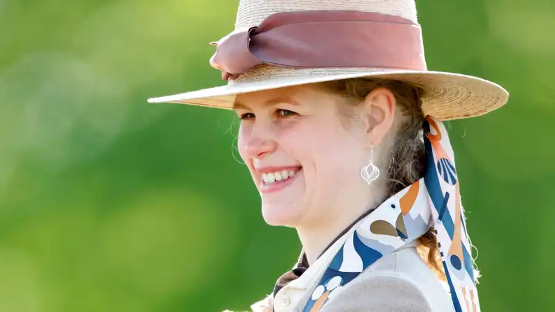 Lady Louise, daughter of Prince Edward and Sophie, Duchess of Edinburgh, "strives to stay out of the royal limelight" and is "ruthlessly analyzed under the world's largest microscope".