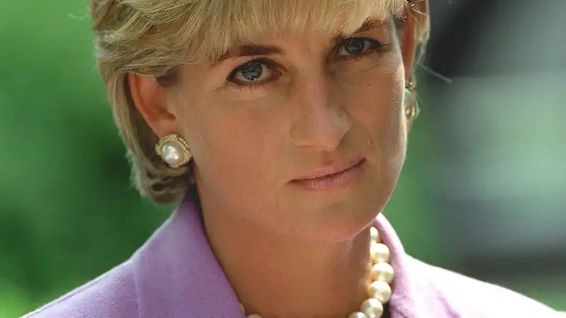 On the day Andrew Morton's shocking biography on Princess Diana was published, Princess Diana made a frantic 5 a.m. phone call.