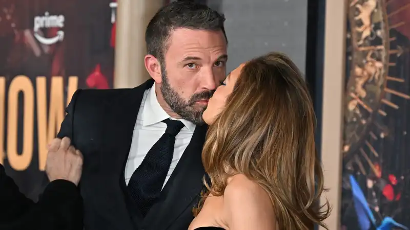 Jennifer Lopez and Ben Affleck's home listing proves "they really want to move properties," claims celebrity realtor.