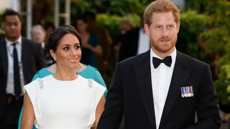 Prince Harry and Meghan Markle "drown out outside noise" in response to Harry's ESPY award.