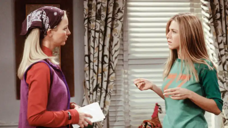 Lisa Kudrow clarifies Jennifer Aniston's claim that she hated audience laughter on "Friends"