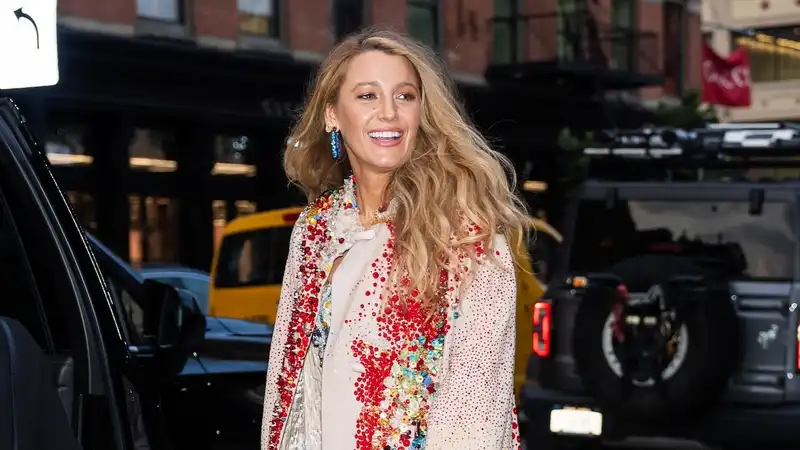 Blake Lively packs three bouquets of flowers in one day