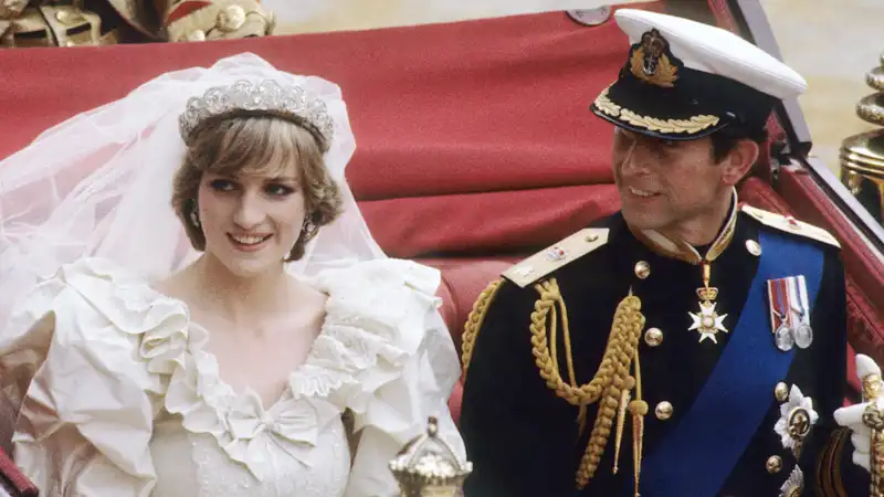 Princess Diana's Body Language at Royal Wedding Signals "Red Light," Expert Says